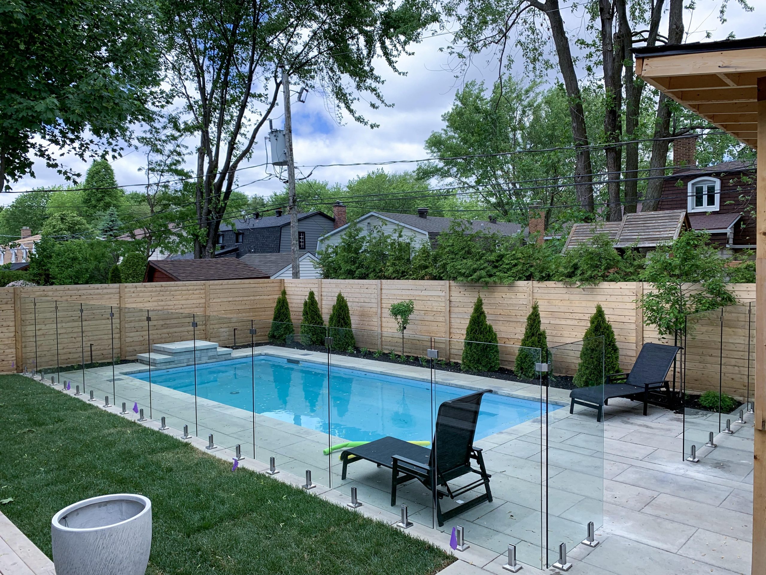 Clôture de piscine en verre trempé à Mont-Tremblant