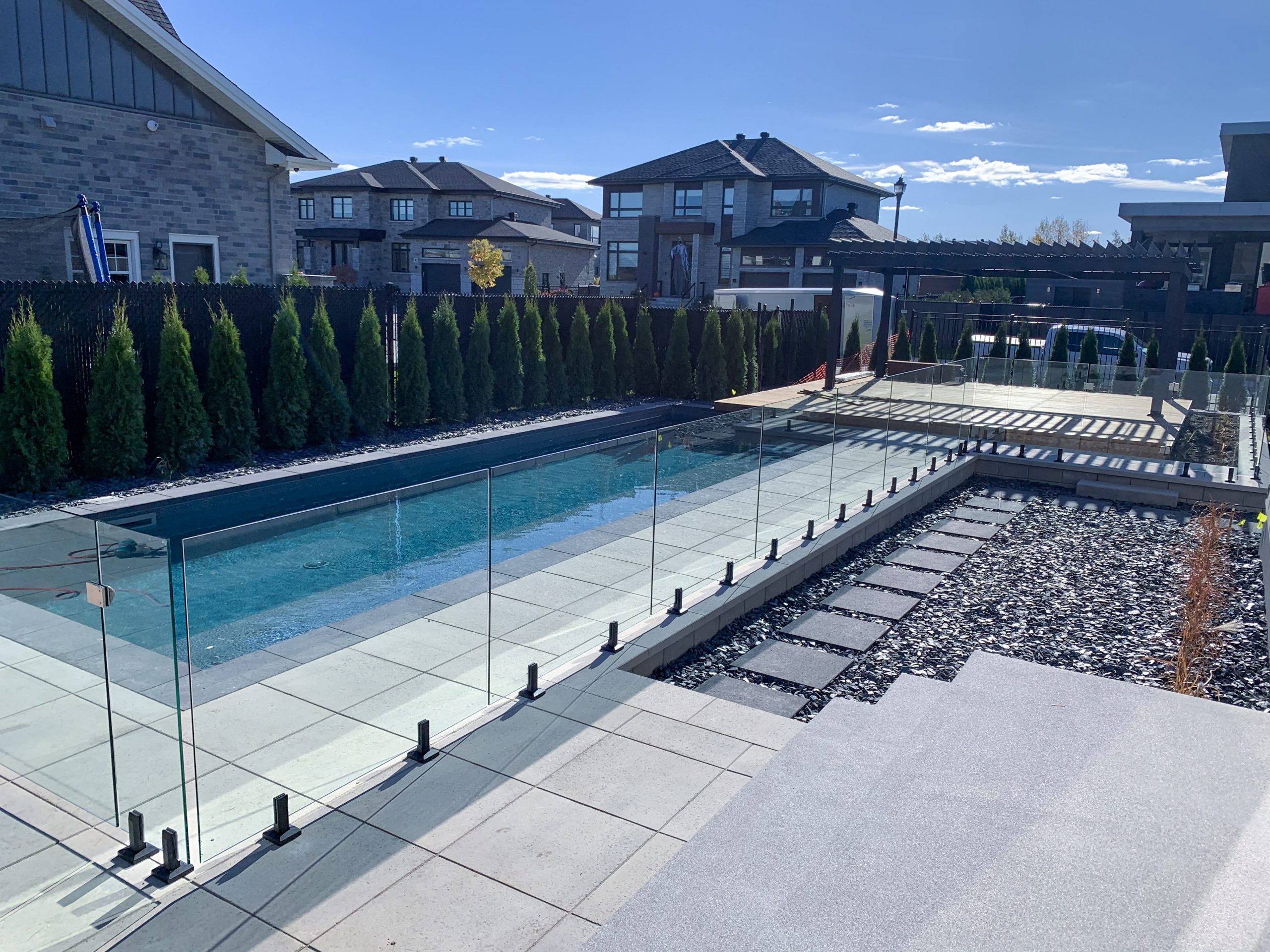 Clôture de piscine en verre trempé à Mont-Tremblant